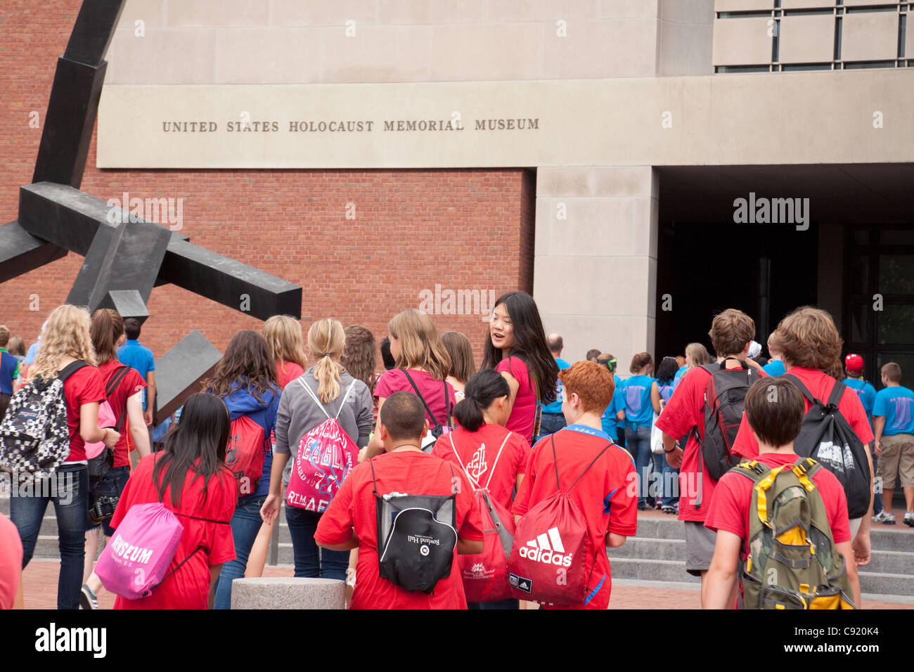 La scuola dei bambini su un viaggio al Museo Nazionale dell'Olocausto, Washington DC, Stati Uniti d'America Foto Stock