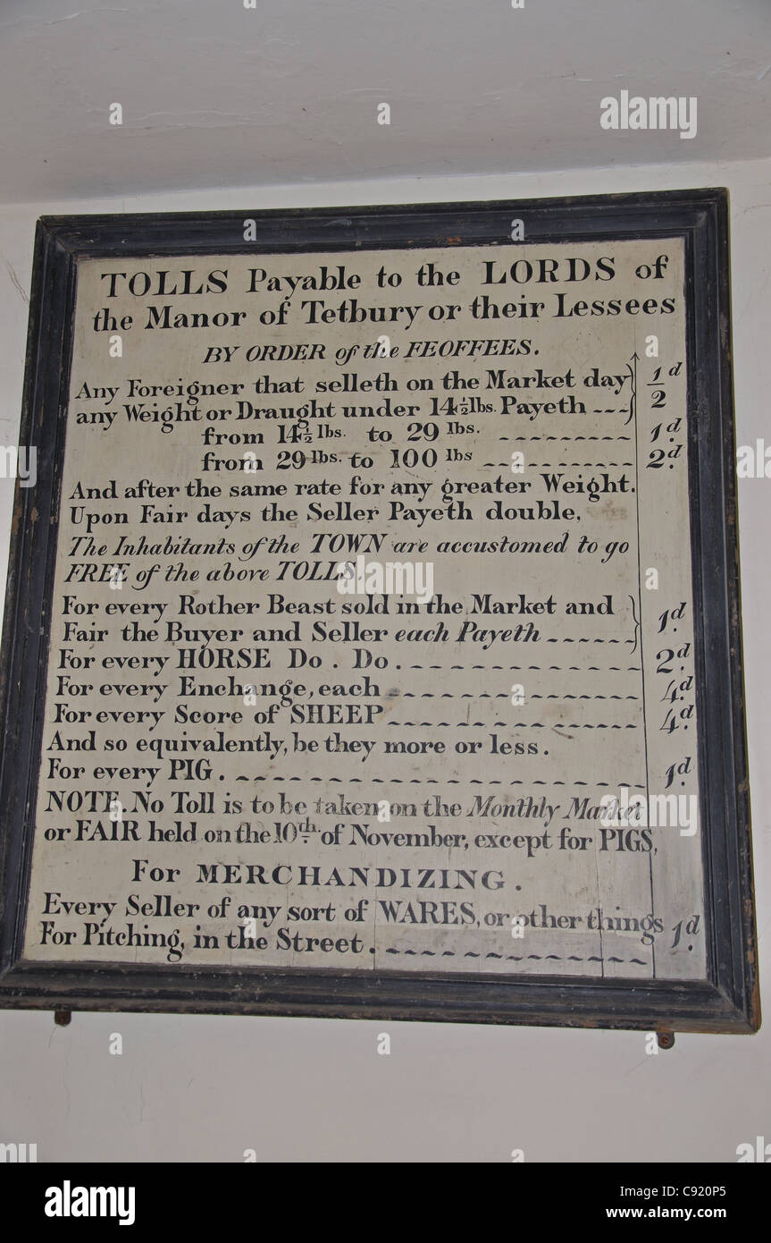 I pedaggi segno nel XVII secolo casa mercato, Market Place Tetbury, Cotswold distretto, Gloucestershire, England, Regno Unito Foto Stock