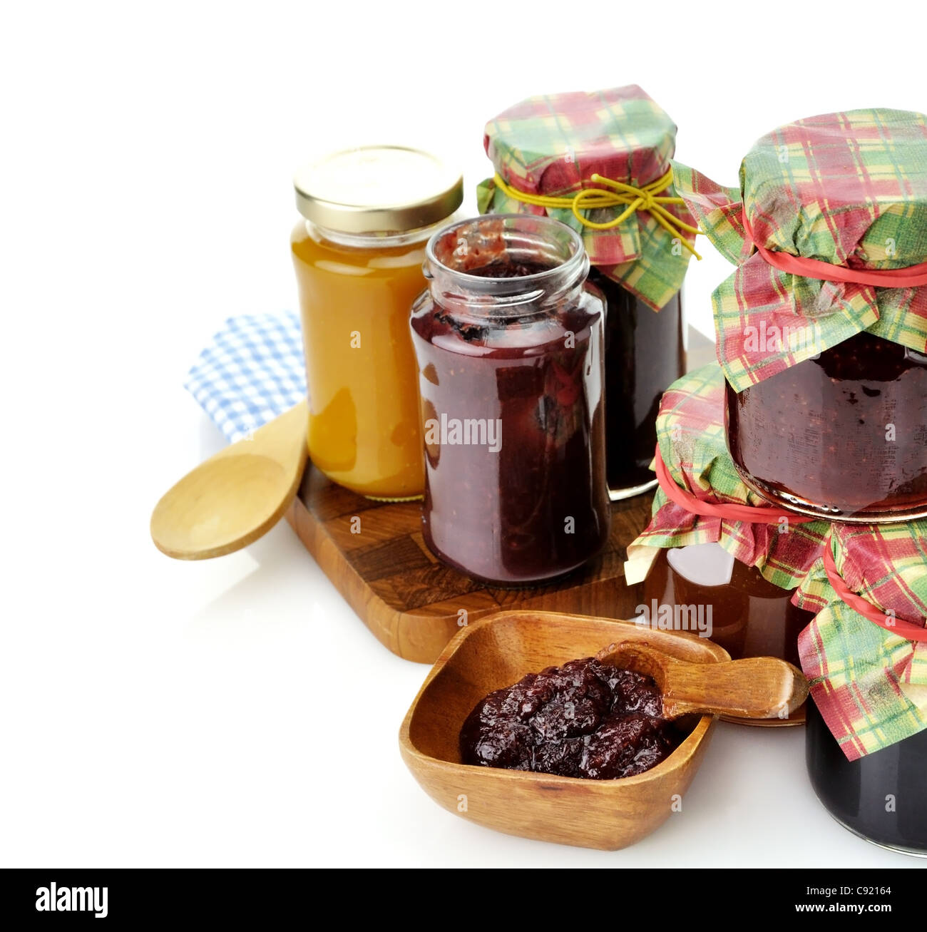 Assortimento di marmellata fatta in casa in vasetti di vetro Foto Stock