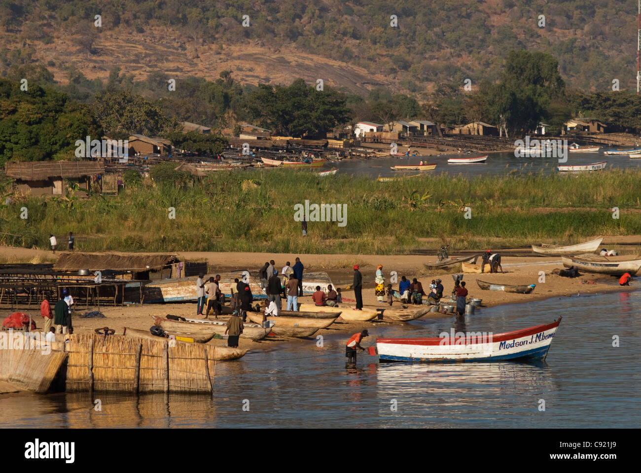 Malawiani villaggi di pescatori di stand di Cape Maclear litorale all'estremità meridionale del Lago Malawi. Foto Stock