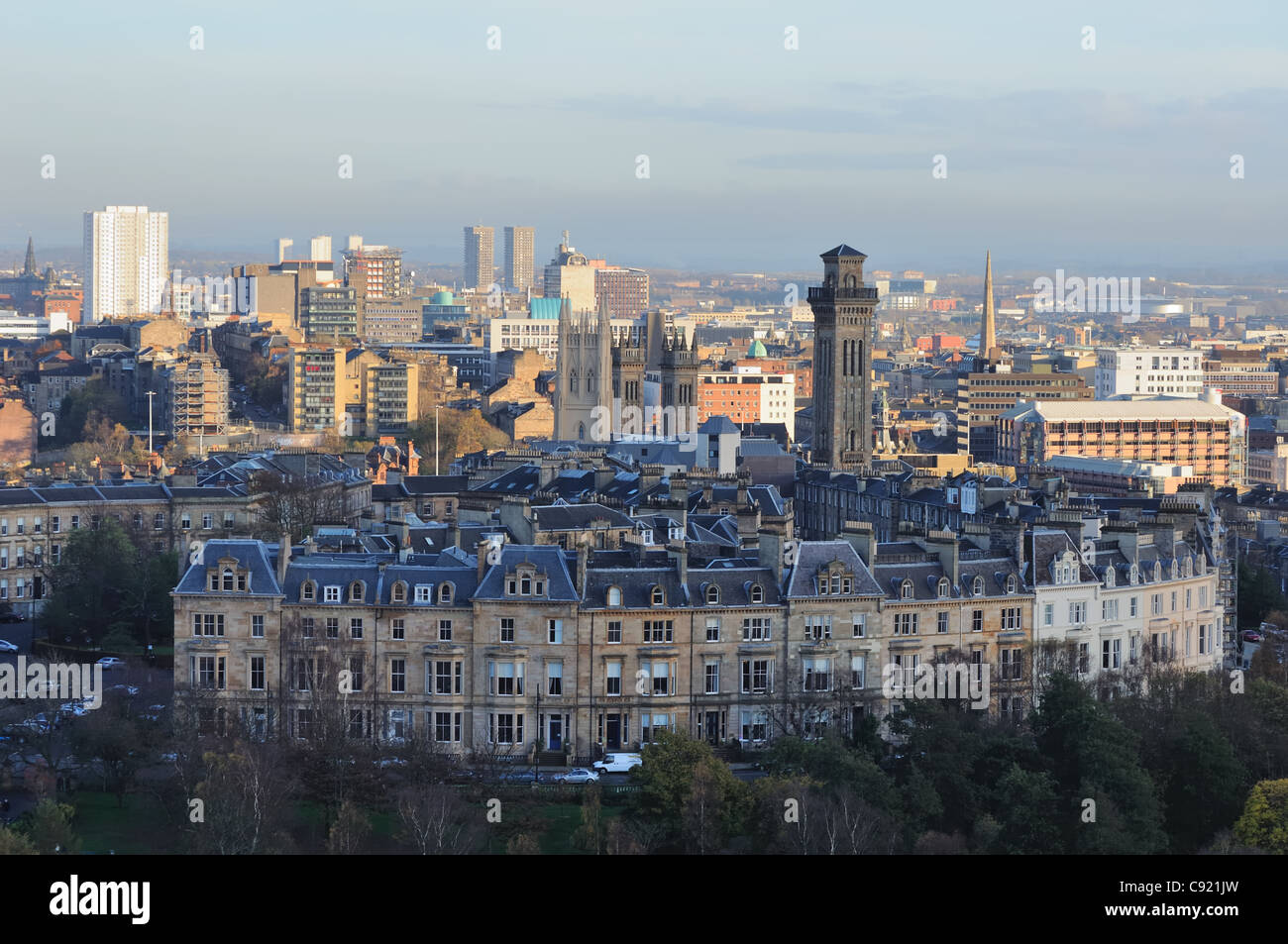 Est vista sui tetti della città di Glasgow, Scozia. Ci sono vari punti di riferimento con Park Circus all'avanguardia. Foto Stock