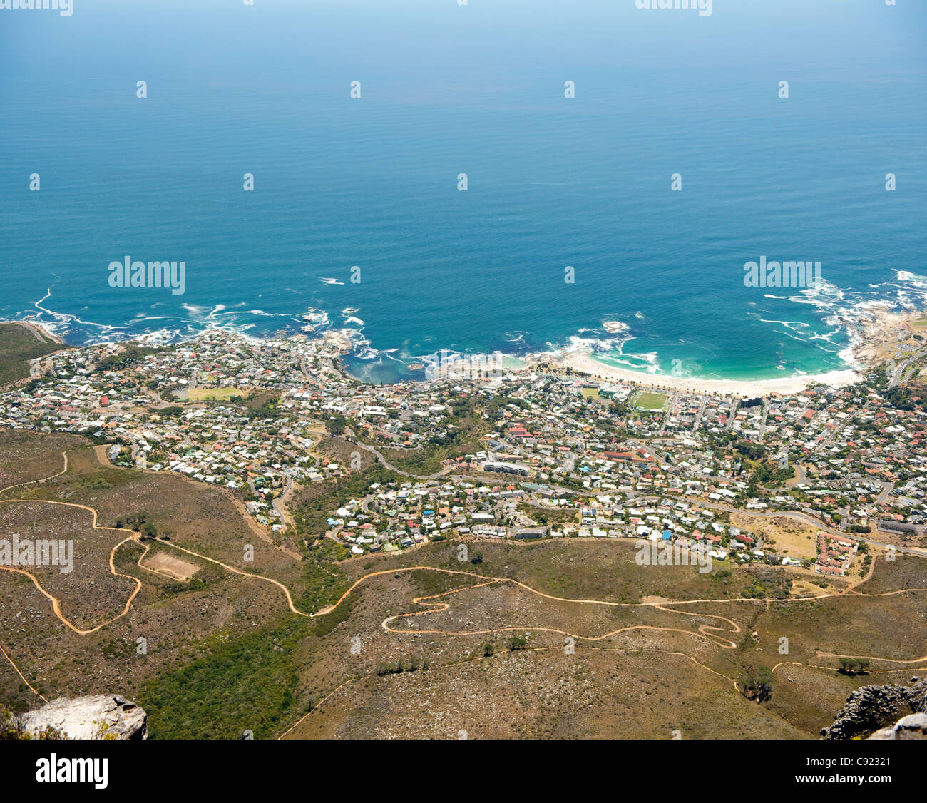 I Camps Bay e Bakoven zone di Città del Capo può essere visto in dettaglio evidente dalla sommità del sito Patrimonio Mondiale dell'UNESCO a Foto Stock