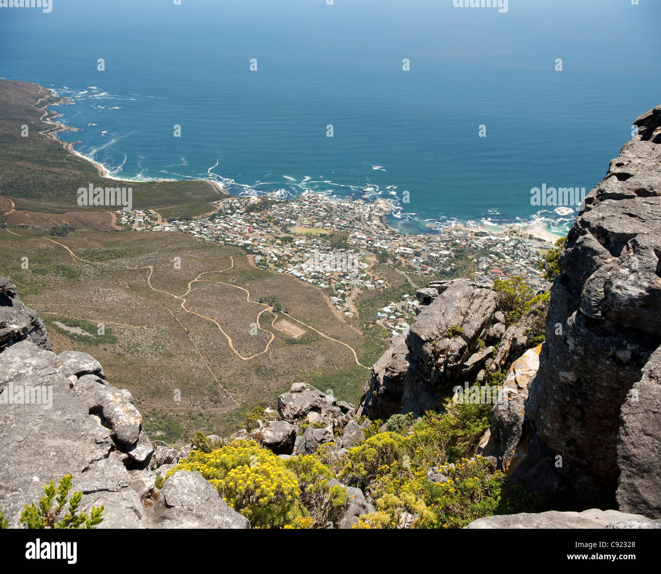 I Camps Bay e Bakoven zone di Città del Capo può essere visto in dettaglio evidente dalla sommità del sito Patrimonio Mondiale dell'UNESCO a Foto Stock