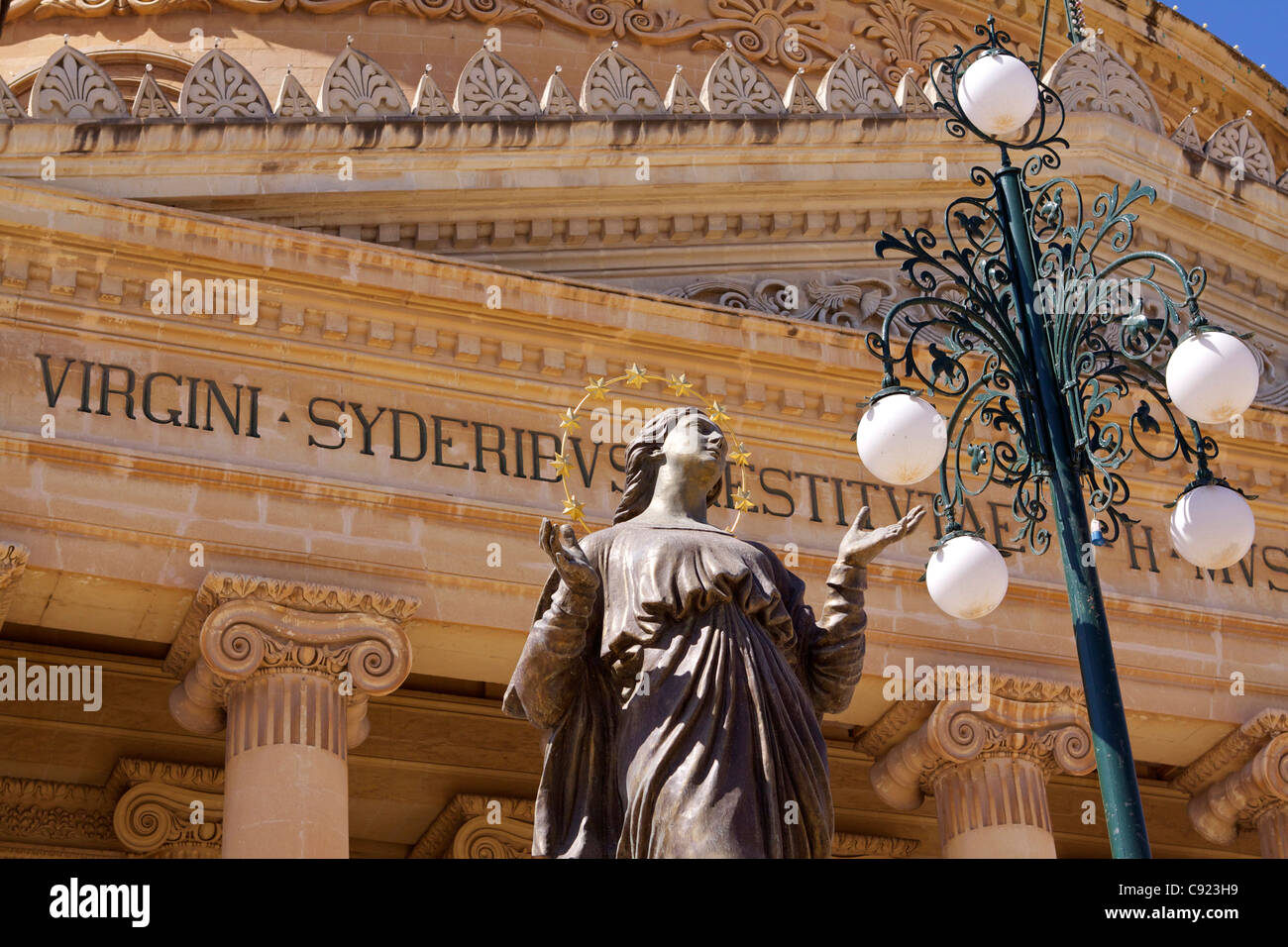 La statua della Vergine Maria con un alone di oro situato di fronte alla chiesa di Mosta costruito nel 1833 su disegno dell architetto Foto Stock