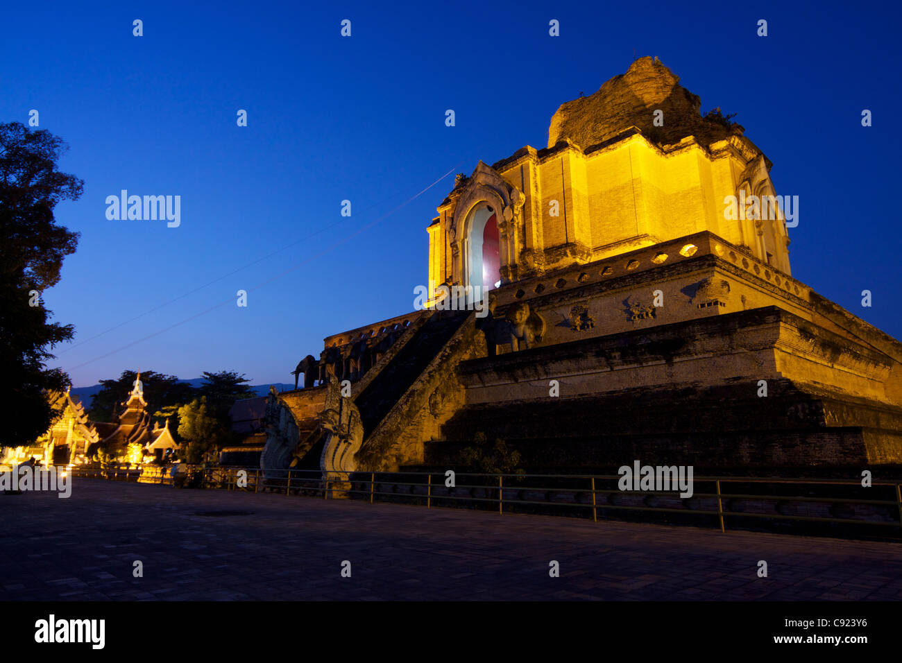 Crepuscolo presso il Wat Chedi Luang Wora Wiharn, costruito nel 1401. Un terremoto parzialmente distrutto il chedi nel 1545. Foto Stock