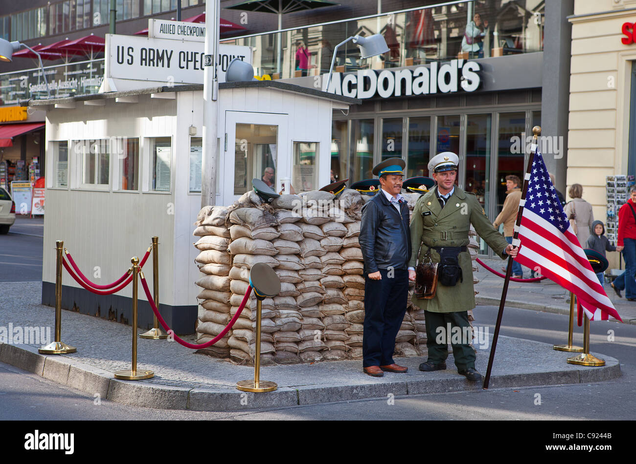 Il Checkpoint Charlie e il Mcdonalds a Berlino, Germania Foto Stock