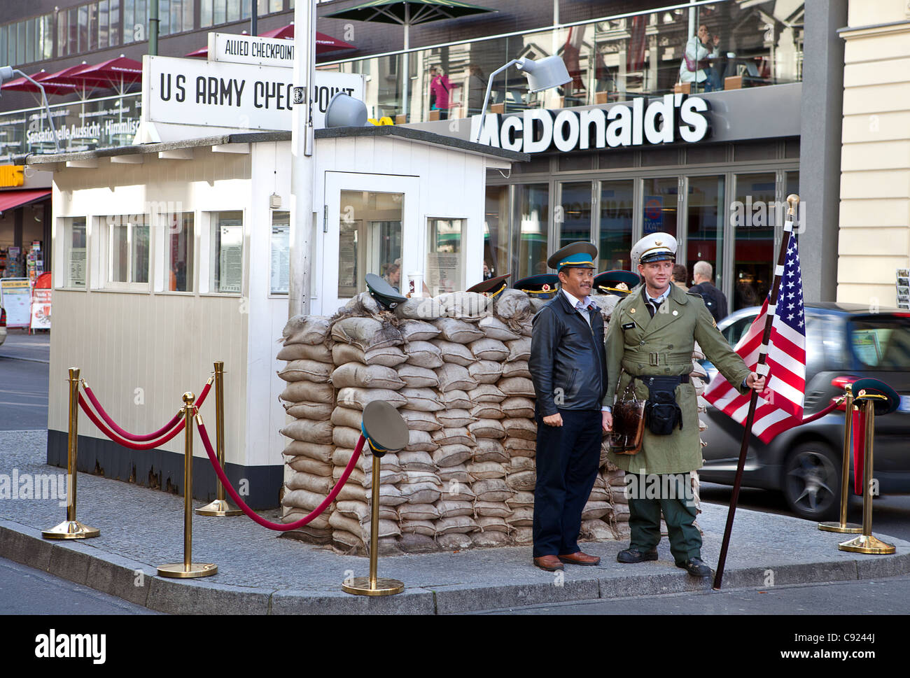 Il Checkpoint Charlie e il Mcdonalds a Berlino, Germania Foto Stock