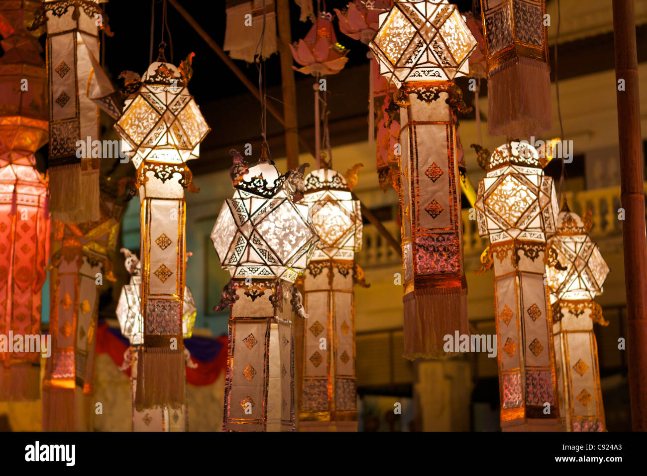Delicato di carta lanterne lanna sono realizzati e visualizzati per le strade a novembre festival di Loy o Loi Krathon noto Foto Stock