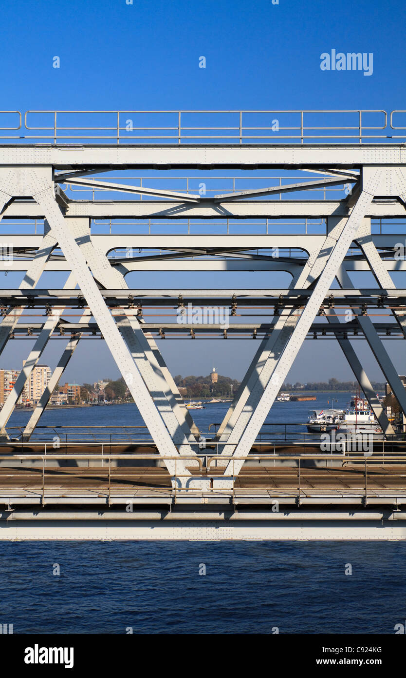 Vista attraverso un ponte ferroviario lungo il fiume Maas in Olanda Foto Stock