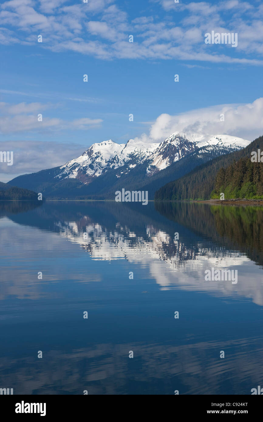 Nuvole riflettono nelle calme acque di Seymour Canal, Admiralty Island, Tongass National Forest, Alaska, Manna Isola, Alaska Foto Stock