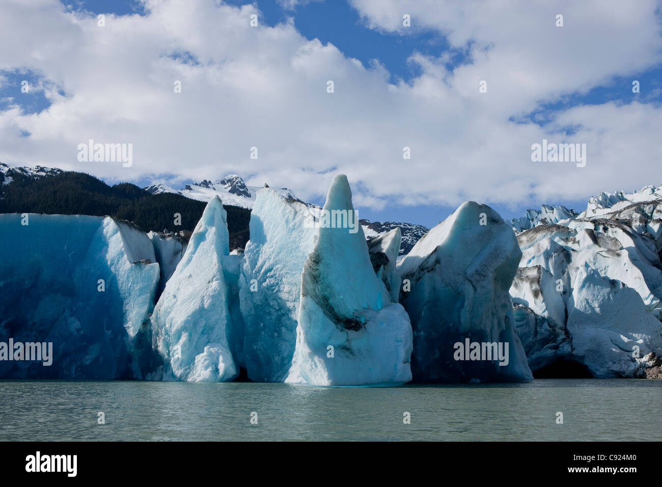 Vista panoramica del capolinea di Mendenhall Glacier e Mendenhall Lago in Alaska Tongass della foresta vicino a Juneau, Alaska, estate Foto Stock