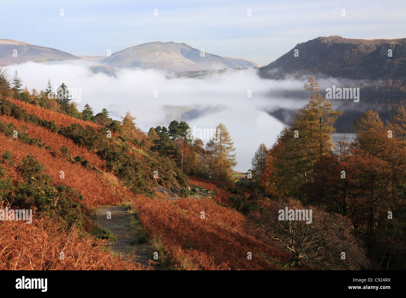 Foschia sopra Derwent Water visto dalla Cisgiordania, Near Keswick, North West England, Regno Unito Foto Stock