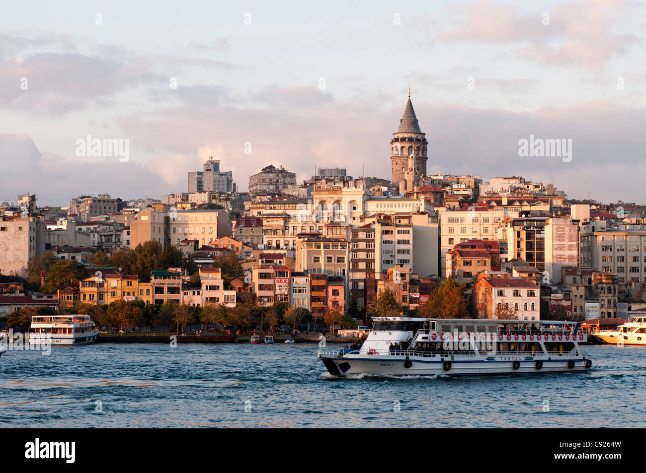 Nel tardo pomeriggio sole che splende sulla skyline di Galata, visto dal quartiere Eminonu, Istanbul, Turchia Foto Stock