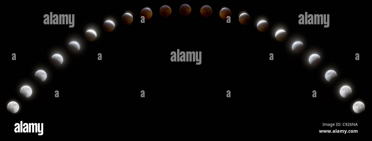 COMPOSITE: sequenziale il time lapse vista di un eclissi lunare totale Foto Stock