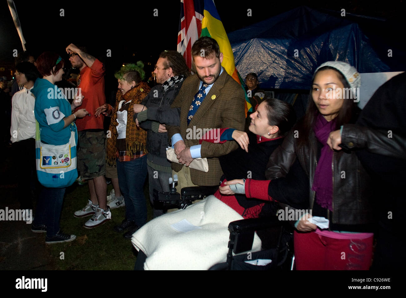 London Ontario, Canada - 8 novembre 2011. L'occupare Londra encampment in Victoria Park svegliò ai bandi di gara pubblicati intorno al loro accampamento per liberare il parco da 6pm. Come 6pm avvicinato i contestatori e sostenitori bracci collegati e circondato il loro "Libreria tenda" dalle 10:00 nessuna polizia erano arrivati per applicare la e Foto Stock