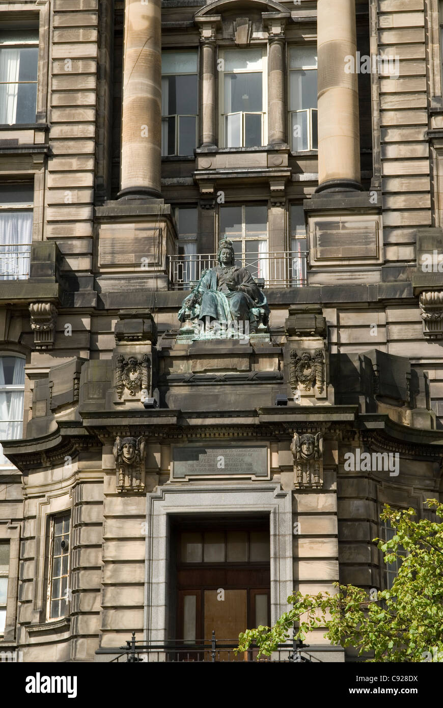 Statua della regina Victoria sopra la porta di ingresso per il Giubileo il blocco a Glasgow Royal Infirmary. Foto Stock