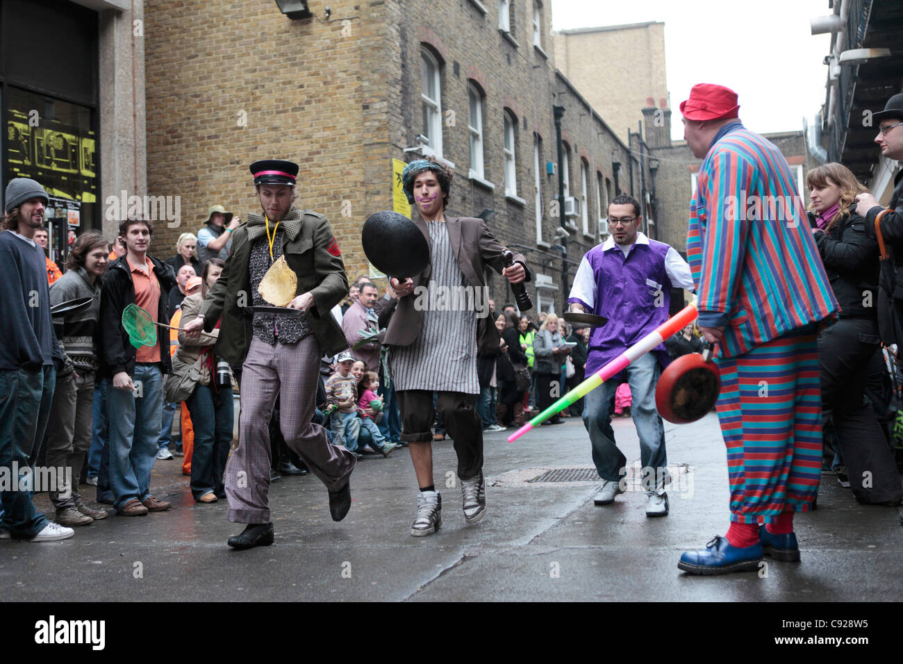 Stravagante grande annuale Spitalfields Pancake gara tenutasi il Martedì Grasso, pancake giorno e alla Old Truman Brewery, Londra, Inghilterra Foto Stock