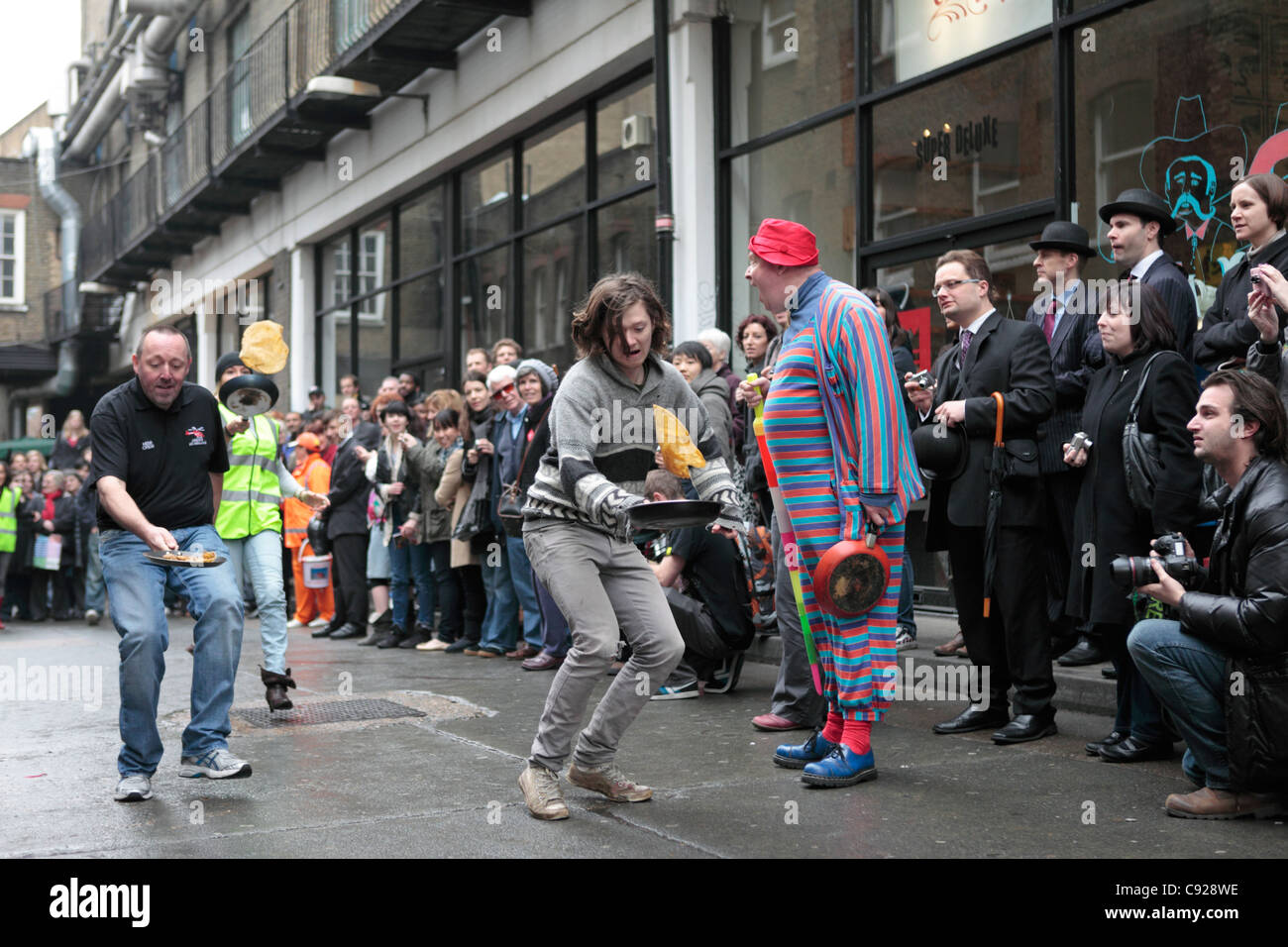 Stravagante grande annuale Spitalfields Pancake gara tenutasi il Martedì Grasso, pancake giorno e alla Old Truman Brewery, Londra, Inghilterra Foto Stock