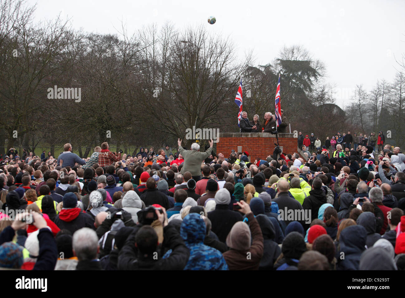 L annuale Royal Shrovetide partita di calcio svoltasi oltre 2 giorni il Martedì Grasso e il mercoledì delle ceneri in Ashbourne, Derbyshire, Inghilterra Foto Stock