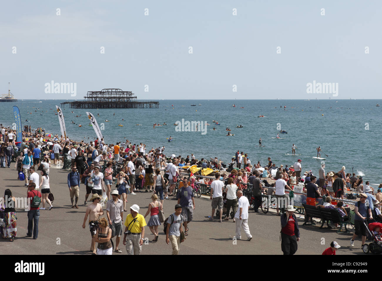 La stravagante pala annuale intorno al molo, tenuto su un fine settimana di luglio in Brighton e Hove, East Sussex, Inghilterra Foto Stock