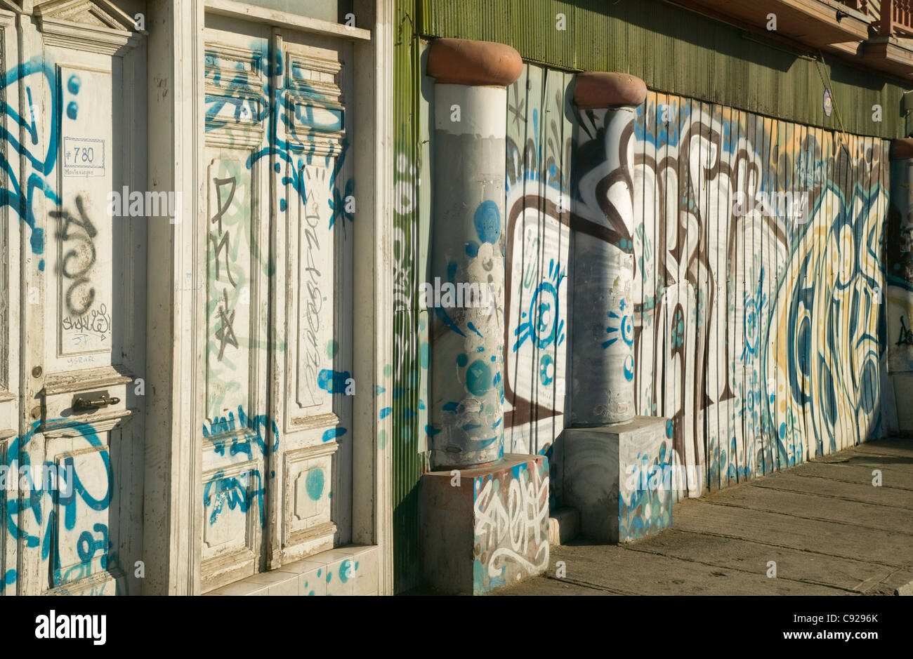 Il Cile, Valparaiso, Cerro Alegre, graffiti Foto Stock