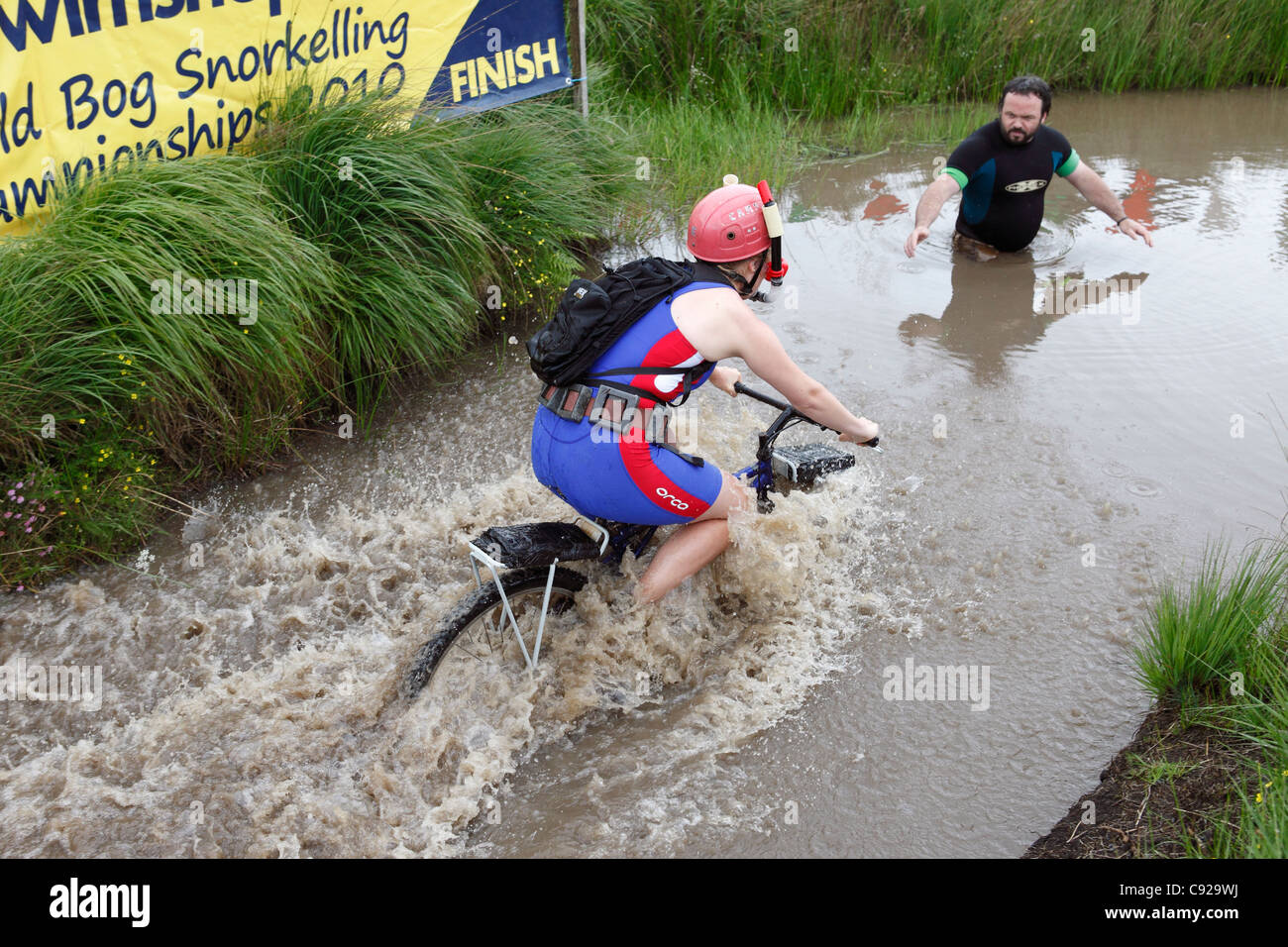 Il bizzarro mondo annuale Mountain Bike Bog Snorkelling Championships tenutasi in una torbiera vicino a Llanwrtyd Wells, Powys, Galles Foto Stock