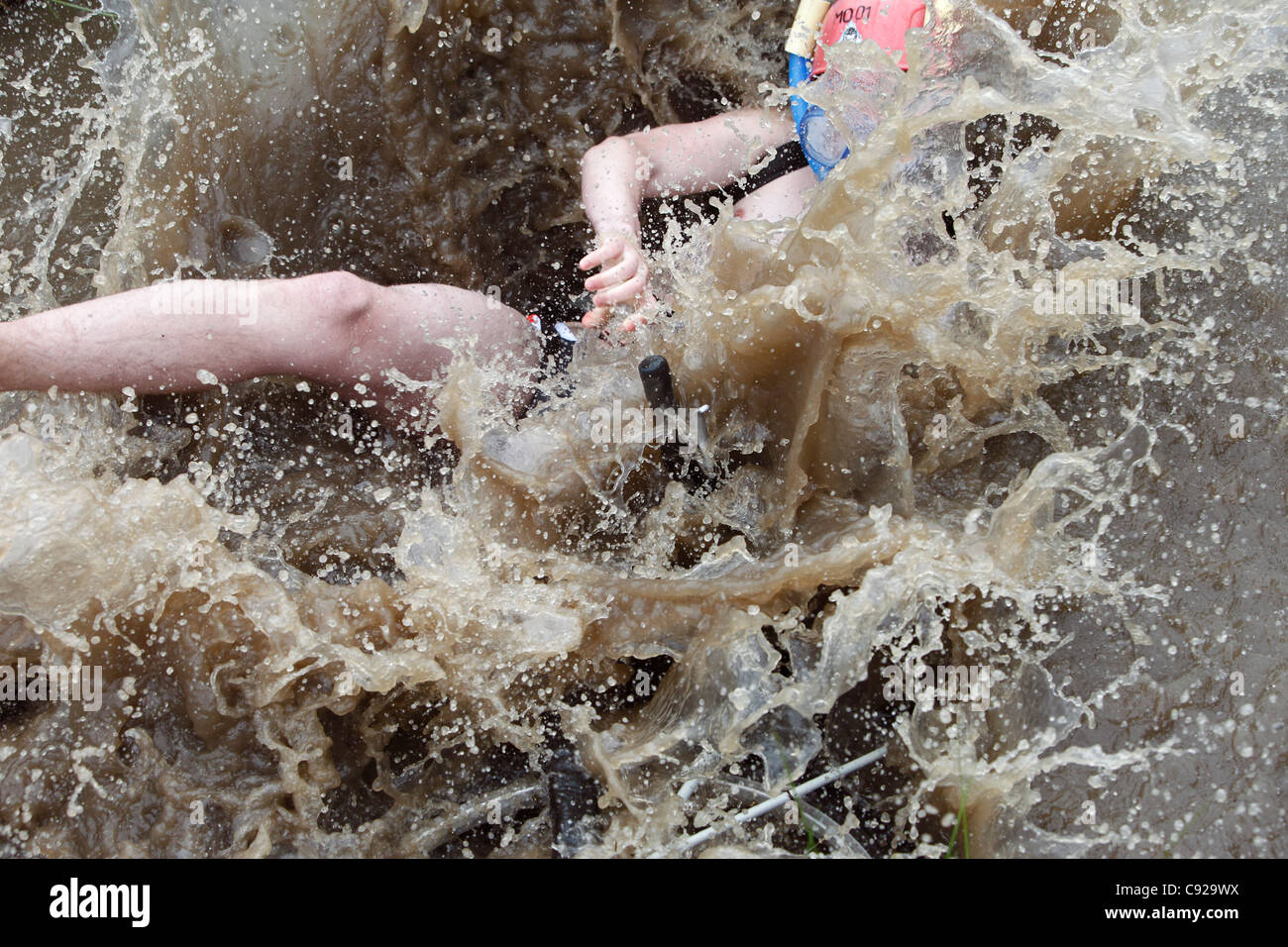 Il bizzarro mondo annuale Mountain Bike Bog Snorkelling Championships tenutasi in una torbiera vicino a Llanwrtyd Wells, Powys, Galles Foto Stock