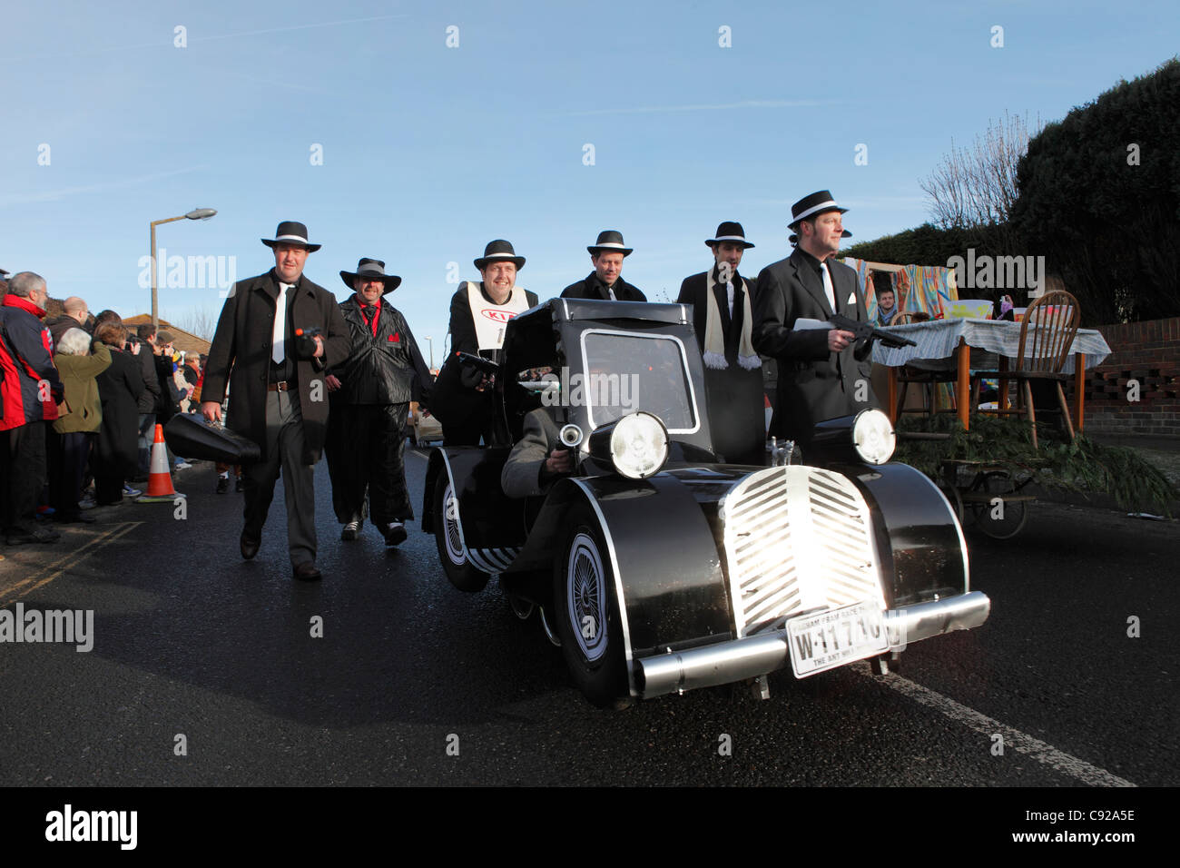 La stravagante Pagham annuale Pram gara disputata annualmente sul Boxing Day, 26 dic, nel villaggio di Pagham, West Sussex, in Inghilterra Foto Stock