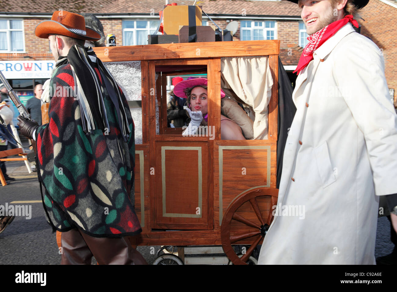 La stravagante Pagham annuale Pram gara disputata annualmente sul Boxing Day, 26 dic, nel villaggio di Pagham, West Sussex, in Inghilterra Foto Stock