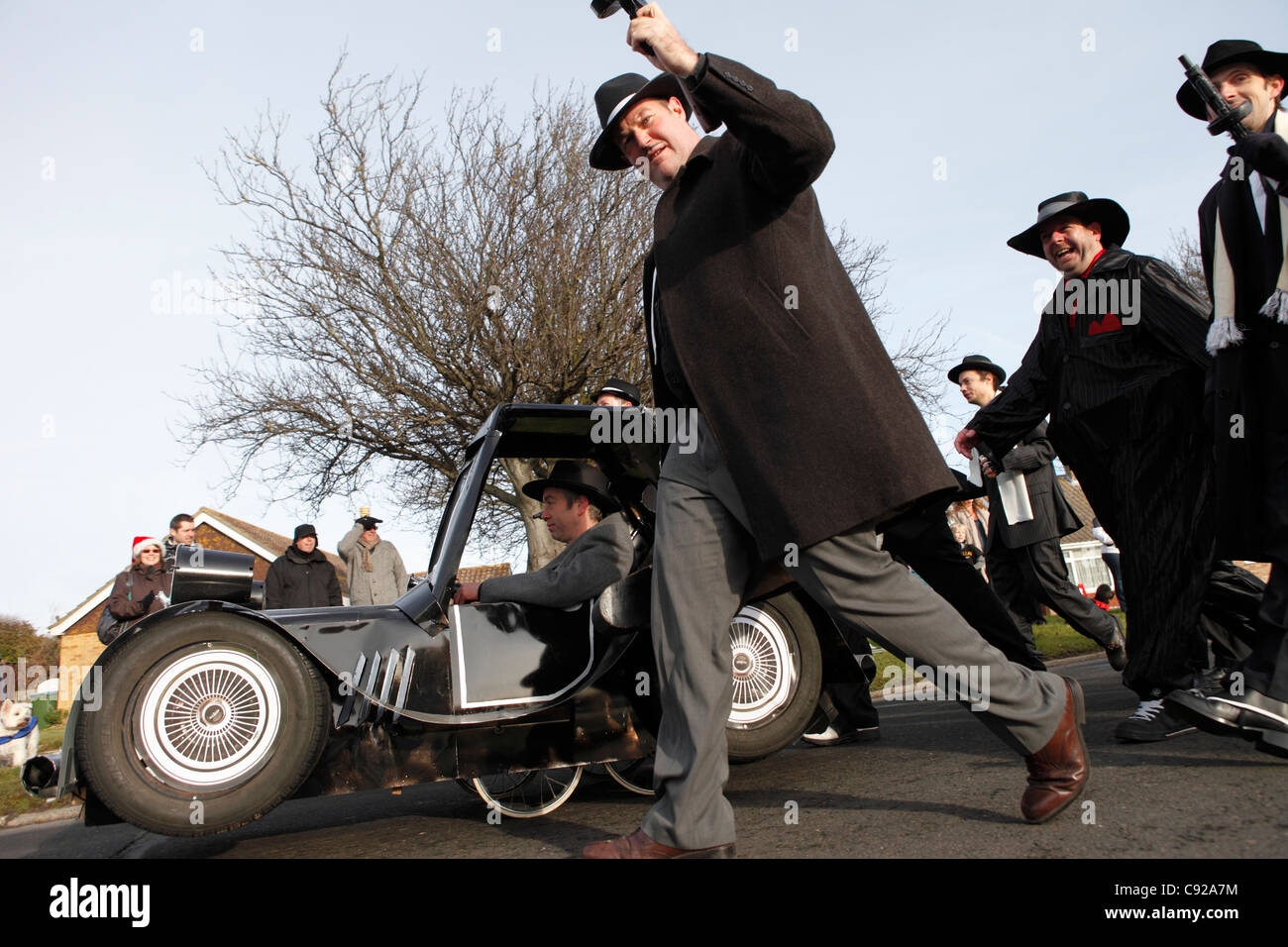 La stravagante Pagham annuale Pram gara disputata annualmente sul Boxing Day, 26 dic, nel villaggio di Pagham, West Sussex, in Inghilterra Foto Stock