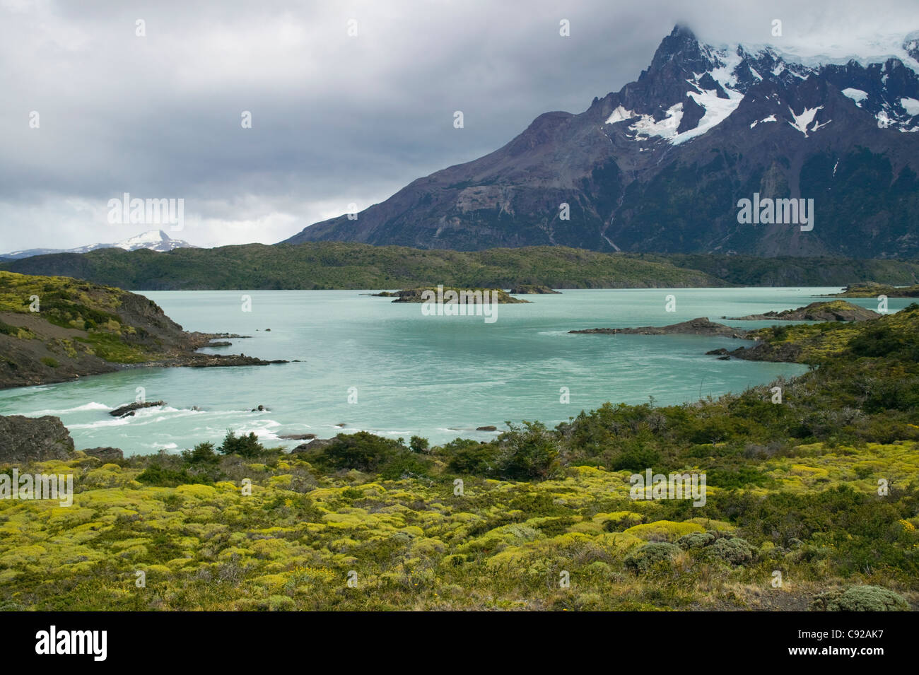 Il Cile, Patagonia, parco nazionale Torres del Paine, Cerro Paine Grande e Lago Nordenskjold lago, vicino a Salto Grande Cascata Foto Stock