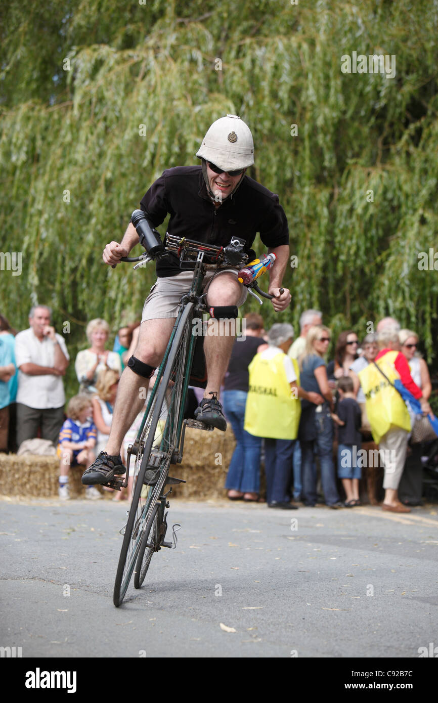 Knutsford grande gara si tengono una volta ogni dieci anni. Penny Farthing cicli corsa per tre ore attorno a Knutsford, Cheshire, Inghilterra Foto Stock