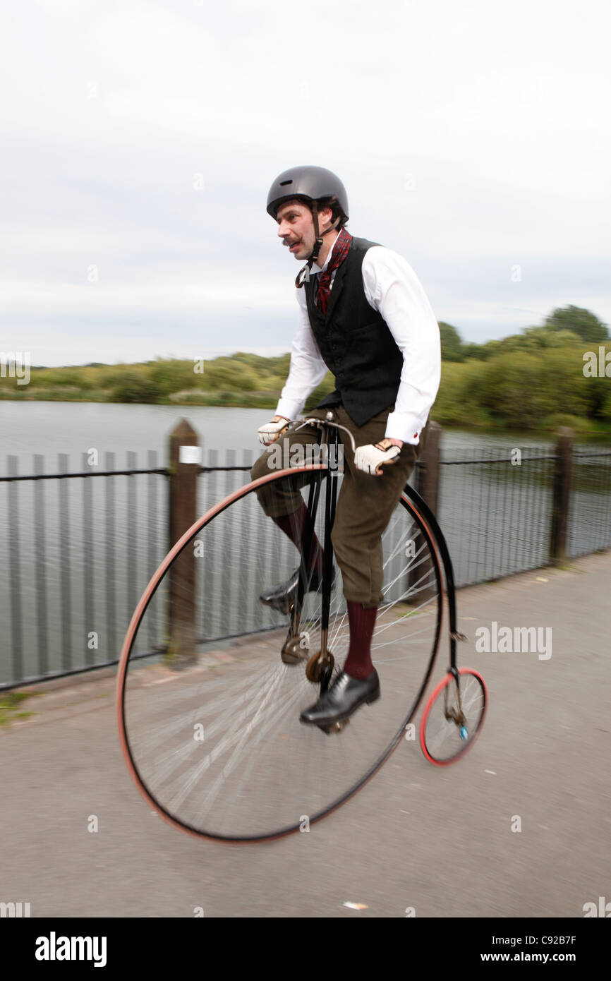 Knutsford grande gara si tengono una volta ogni dieci anni. Penny Farthing cicli corsa per tre ore attorno a Knutsford, Cheshire, Inghilterra Foto Stock