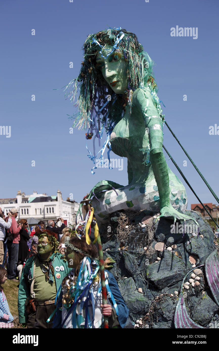 La stravagante Jack annuale del Festival Verdi processione che si svolge il giorno di maggio, intorno alla città vecchia di Hastings, East Sussex, Inghilterra Foto Stock