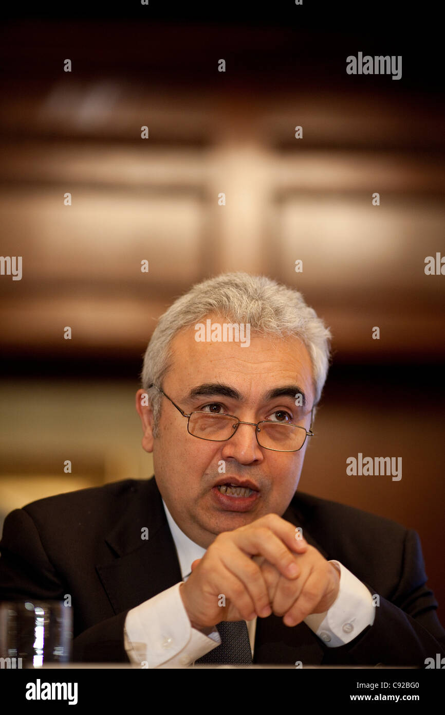 World Energy Outlook 2011.Londra, UK.09.11.2011 Fatih Birol, capo economista presso l'Agenzia internazionale dell'energia, parla all'annuale energia Conferenza incontro presso il Crowne Plaza Hotel, Londra, Regno Unito. Foto:Jeff Gilbert Foto Stock