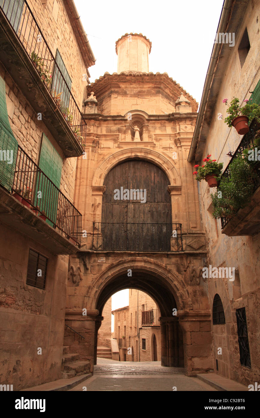 Spagna Aragona, provincia di Teruel, Calaceite, struttura ad arco su strada stretta Foto Stock