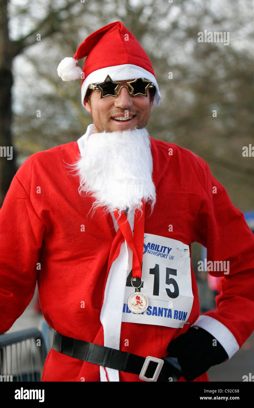 La stravagante Londra annuale Santa Run, tenutasi all'inizio di dicembre, nel Parco di Battersea, Londra, Inghilterra Foto Stock