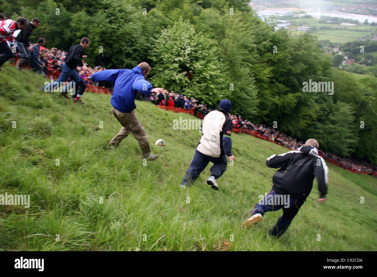 Il formaggio annuale Rolling a Coopers Hill, detenute a Whitsun Bank Holiday in Cooper's Hill, Brockworth, Gloucestershire, Inghilterra Foto Stock