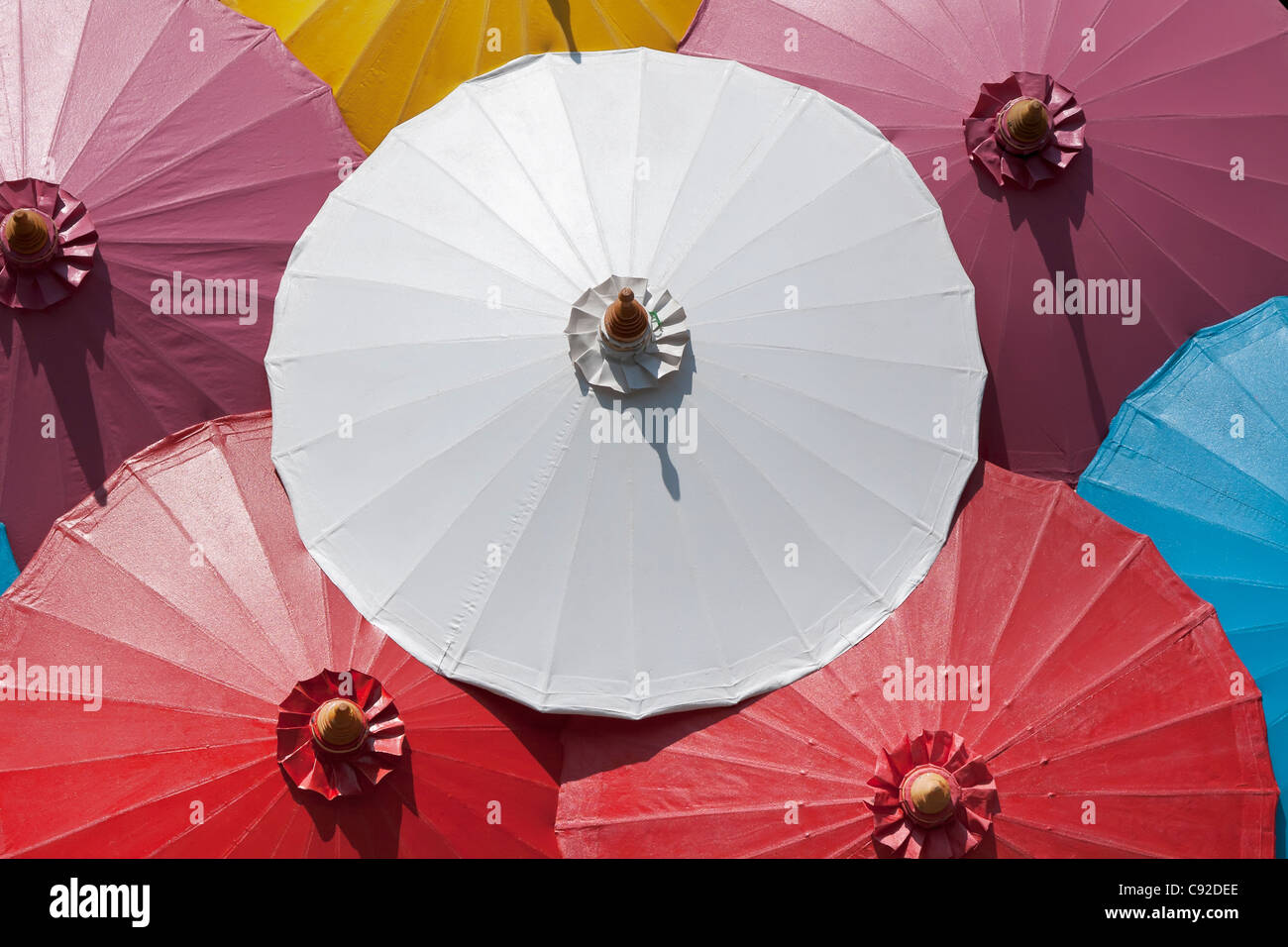 La carta a mano gli ombrelli in Bo Sang, Thailandia Foto Stock