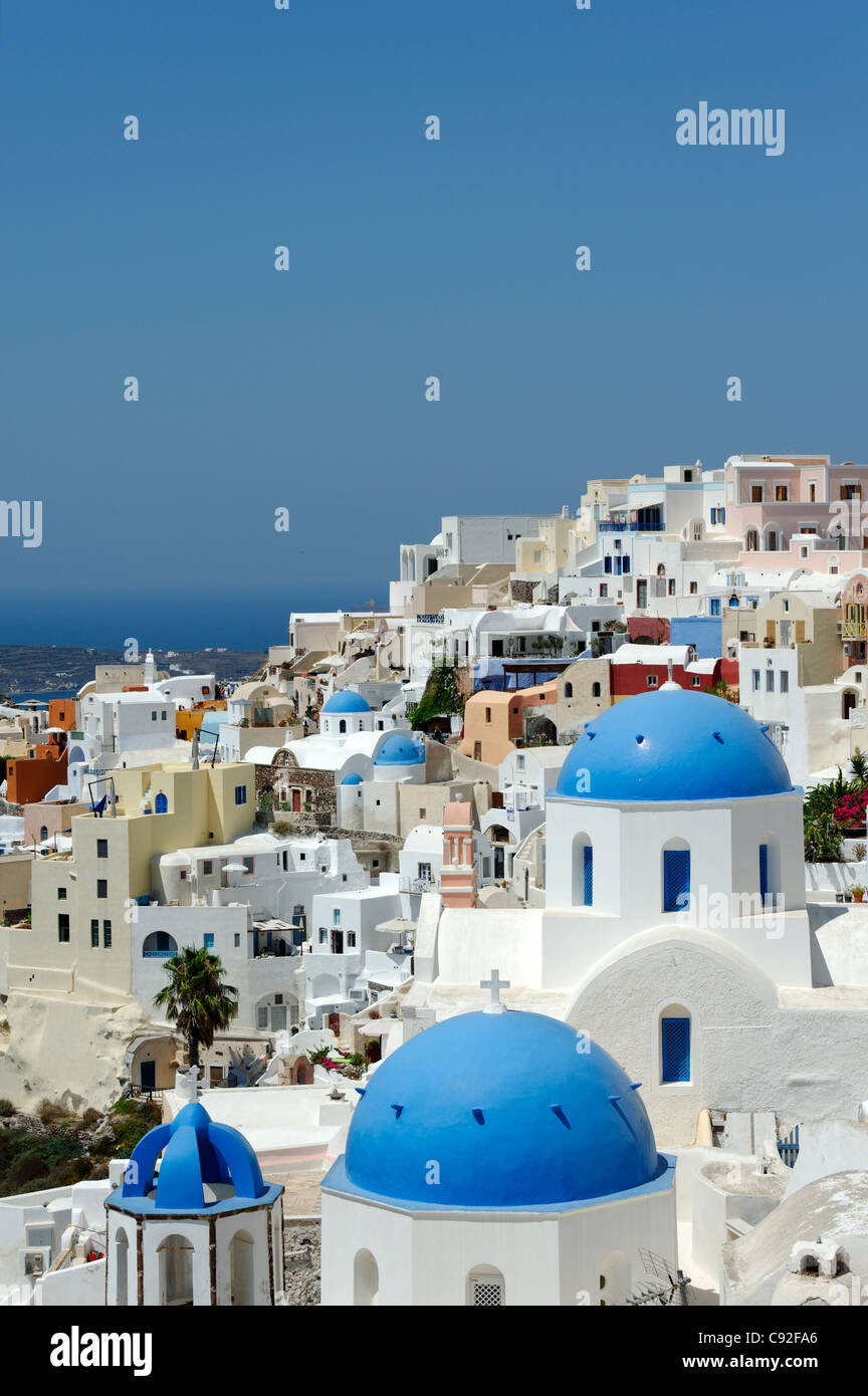 Vista del pittoresco villaggio di Santorini di Oia con il suo mix di cupole blu chiese, case bianche e colori pastello. Foto Stock