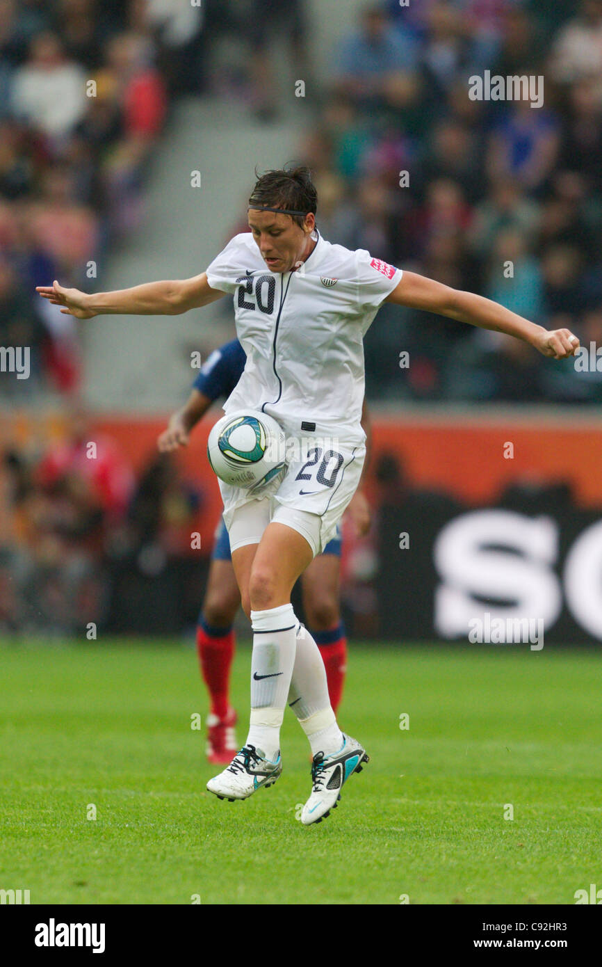 Abby Wambach degli Stati Uniti intrappola la sfera durante un 2011 FIFA Coppa del Mondo Donne semifinale partita di calcio contro la Francia. Foto Stock