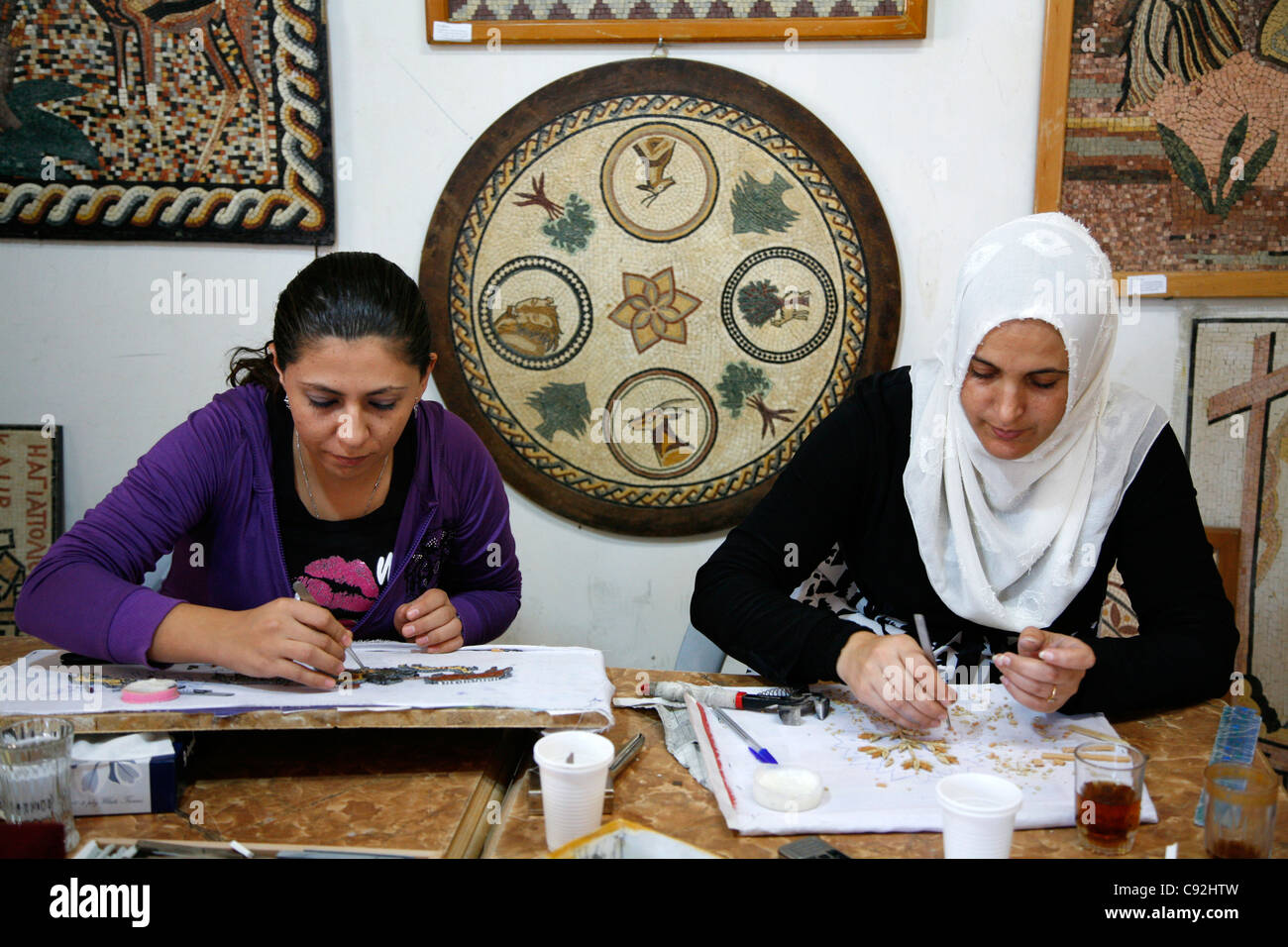 Donne mosaici in un workshop nei pressi di Madaba, Giordania. Foto Stock