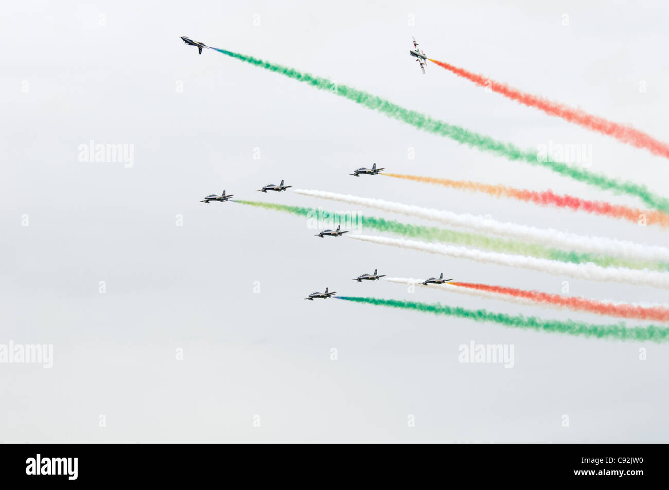 Display di volo da Il Frecce Tricolori. Aemacchi MB339A della Forza Aerea Italiana Aerobatic Team da rivolto al Royal International Foto Stock