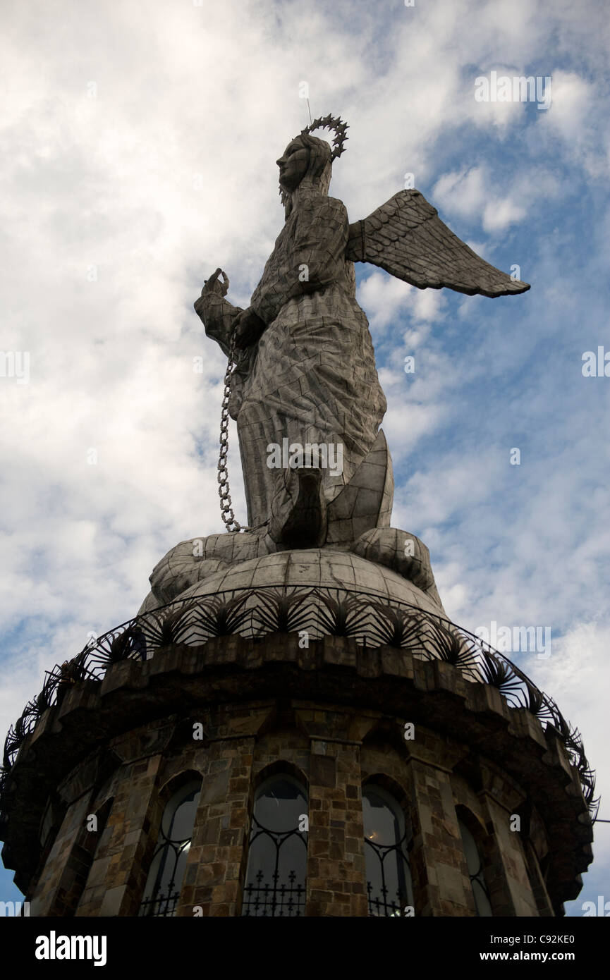Basso angolo di visione della statua della Vergine alata Maria di Quito, El Panecillo Hill, Quito, Ecuador Foto Stock