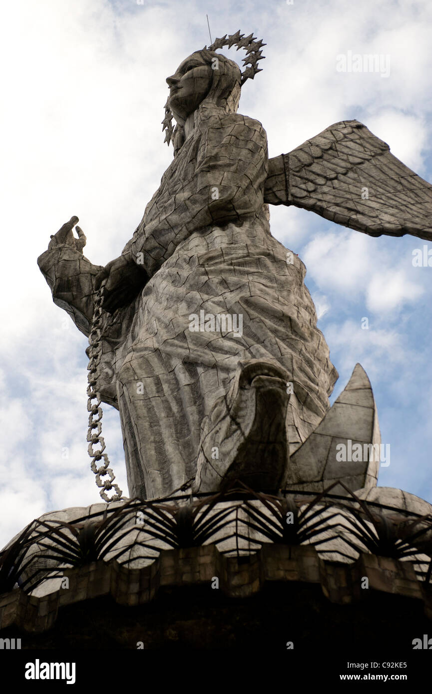 Basso angolo di visione della statua della Vergine alata Maria di Quito, El Panecillo Hill, Quito, Ecuador Foto Stock