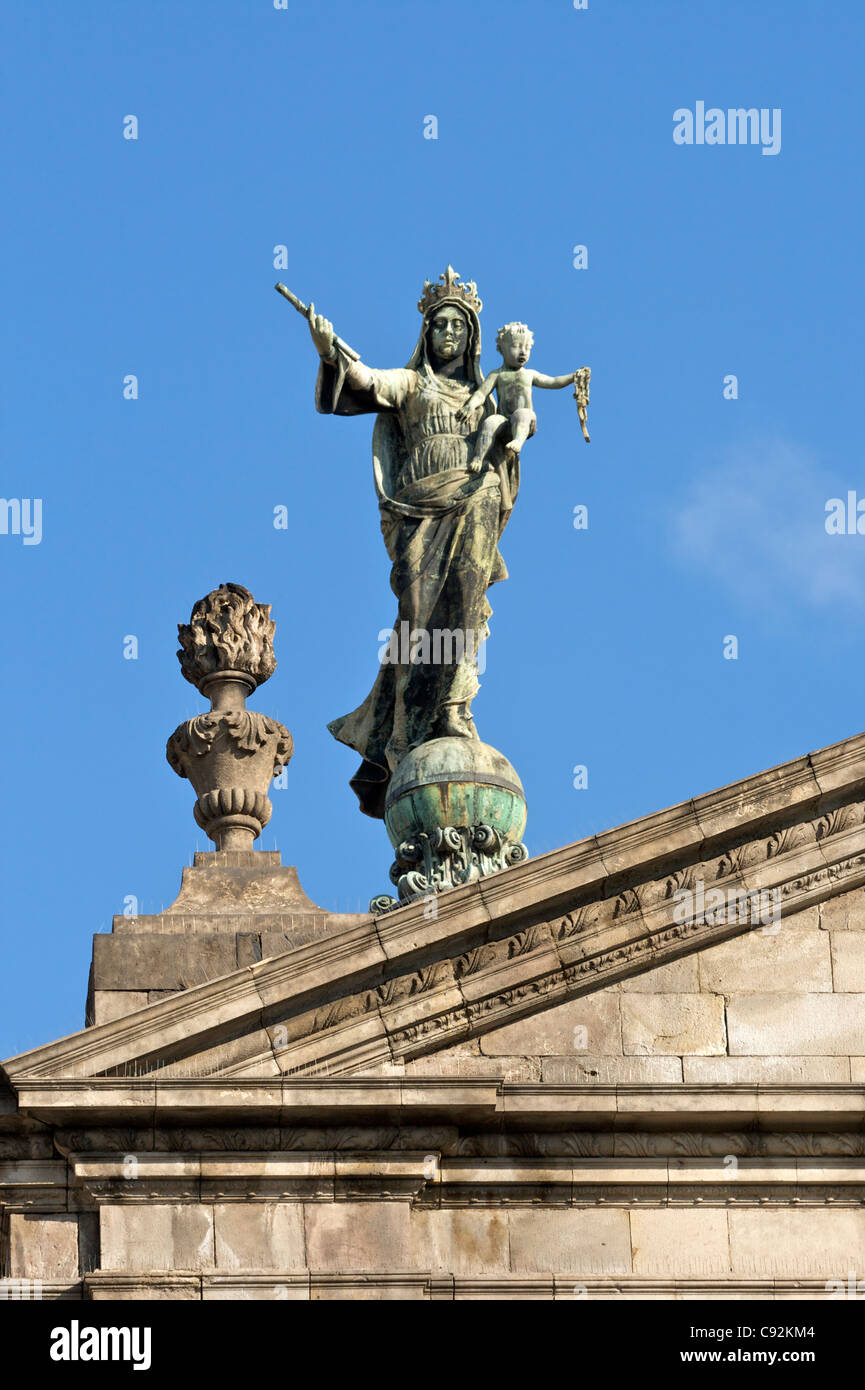 Mare de Deu de la Merce la Nostra Signora della Misericordia della Basilica. Statua del tetto. Barcellona, Spagna. Foto Stock
