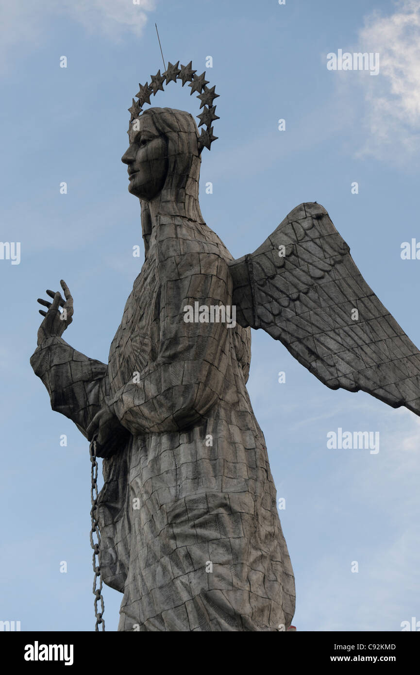 La statua della Vergine Maria di Quito, El Panecillo Hill, Quito, Ecuador Foto Stock