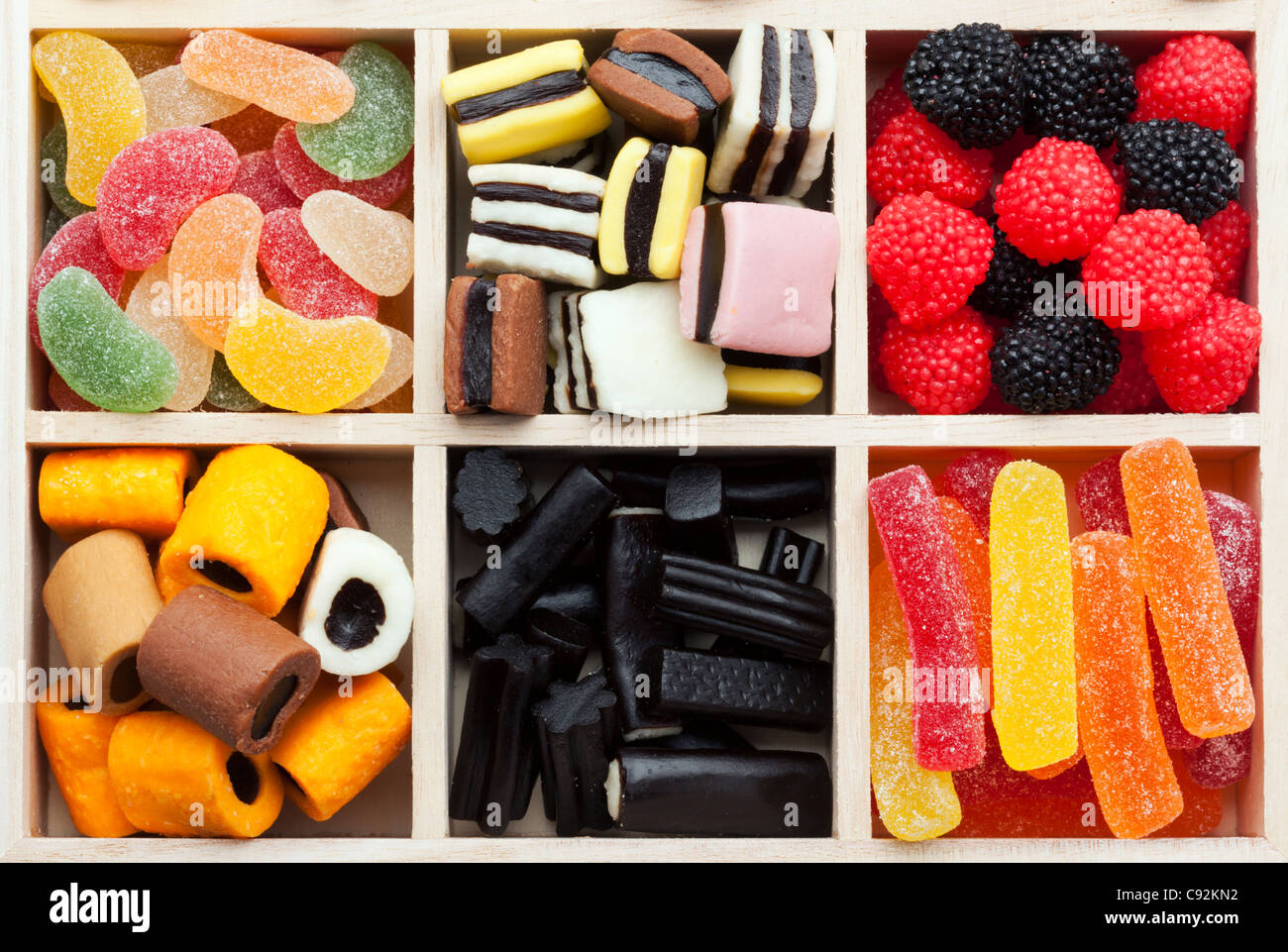 Assortimento di dolci in scatola di legno Foto Stock