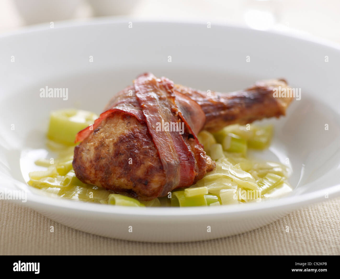 Gamba di pollo con pancetta su tagliatelle Foto Stock