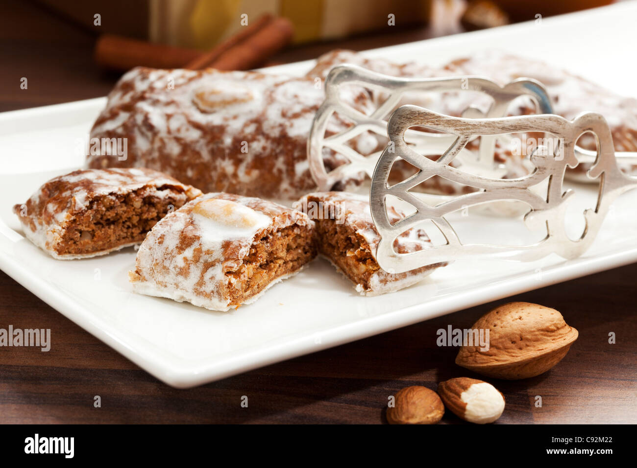 Tradizionale natale gingerbread cookies da Norimberga su di un piatto d'argento con le tenaglie di pasticceria Foto Stock
